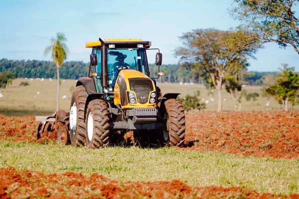 Июня 2023 Года Бразилия Трактор Valtra Вспахивает Почву Использования Сельском — стоковое фото