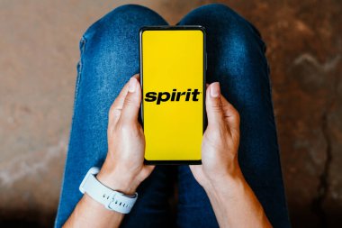 3 Haziran 2023, Brezilya. Bu resimde, Spirit Airlines logosu akıllı telefon ekranında gösteriliyor.