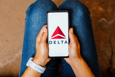 3 Haziran 2023, Brezilya. Bu resimde, Delta Hava Hatları logosu akıllı telefon ekranında görüntülenir.