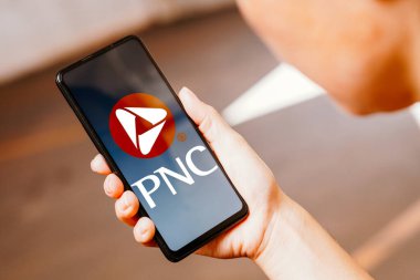 3 Haziran 2023, Brezilya. Bu resimde, PNC Finans Hizmetleri (PNC Bank) logosu akıllı telefon ekranında görüntülenir
