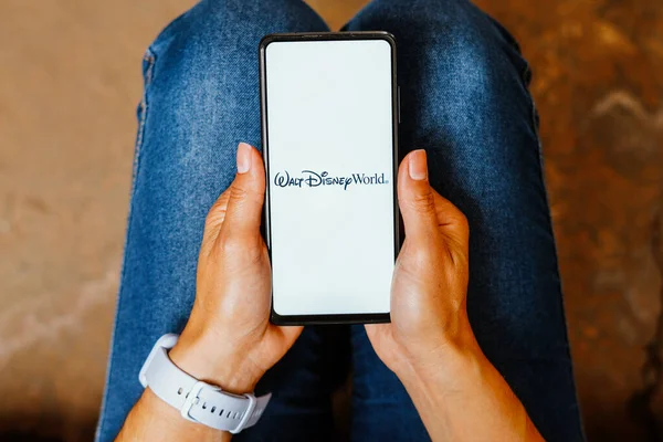 Haziran 2023 Brezilya Resimde Walt Disney World Logosu Akıllı Telefon — Stok fotoğraf