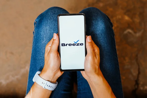 Haziran 2023 Brezilya Resimde Breeze Airways Logosu Akıllı Telefon Ekranında — Stok fotoğraf