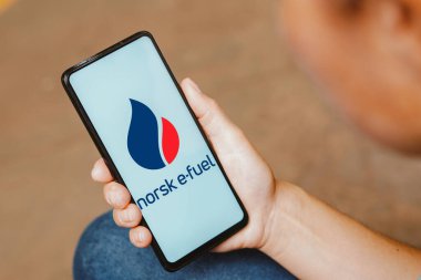 5 Haziran 2023, Brezilya. Bu resimde, Norsk e-yakıt logosu akıllı telefon ekranında gösteriliyor