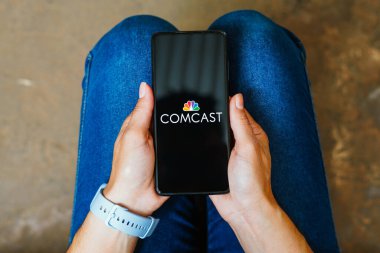 6 Haziran 2023, Brezilya. Bu resimde Comcast Corporation logosu akıllı telefon ekranında görüntülenir.