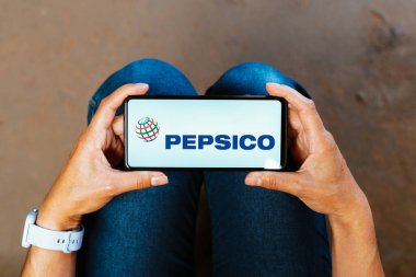 7 Haziran 2023, Brezilya. Bu resimde PepsiCo logosu akıllı telefon ekranında gösteriliyor.