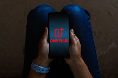 12 Haziran 2023, Brezilya. Bu resimde, OnePlus logosu akıllı telefon ekranında görüntülenir