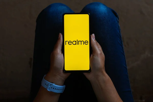 2023 브라질 Realme 로고는 스마트폰 화면에 표시됩니다 — 스톡 사진