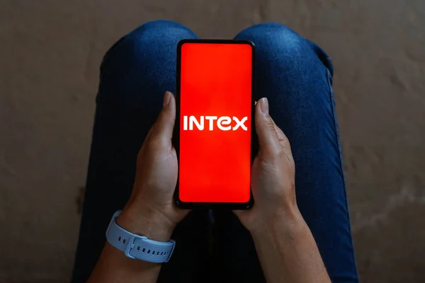 2023年6月12日 在这张照片中 Intex Technologies的标识显示在智能手机屏幕上 — 图库照片