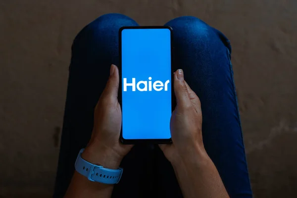 Haziran 2023 Brezilya Fotoğraf Illüstrasyonunda Haier Group Logosu Akıllı Telefon — Stok fotoğraf