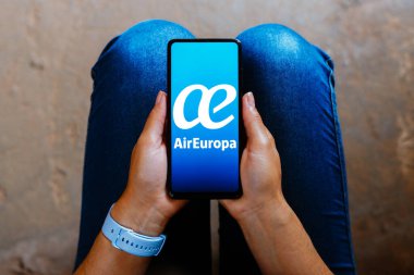 16 Haziran 2023, Brezilya. Bu resimde, Air Europa Lneas Alanları logosu akıllı telefon ekranında gösterilir..