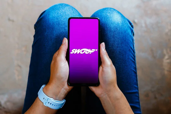 16 Haziran 2023, Brezilya. Bu resimde, Swoop logosu akıllı telefon ekranında gösteriliyor.