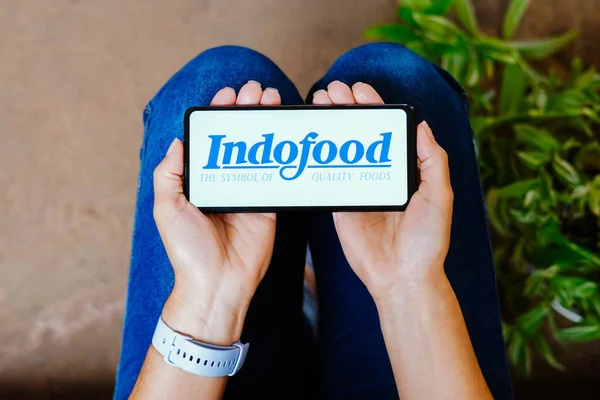 브라질 2023 Indofood Sukses Makmur Tbk 로고가 스마트폰 화면에 표시되어 — 스톡 사진