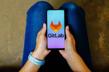 20 Haziran 2023, Brezilya. Bu resimde GitLab logosu akıllı telefon ekranında görüntülenir.
