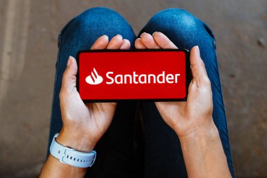 23 Haziran 2023, Brezilya. Bu resimde, Santander logosu akıllı telefon mobil ekranında görüntülenir