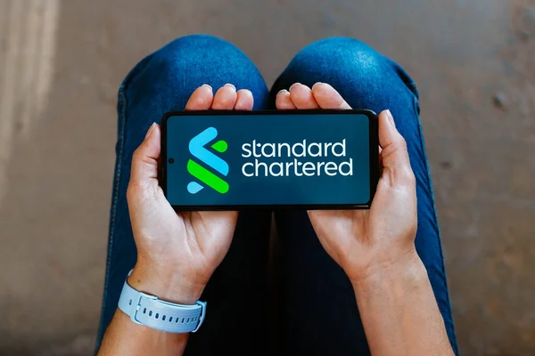Czerwca 2023 Brazylia Tym Zdjęciu Logo Standard Chartered Jest Wyświetlany — Zdjęcie stockowe