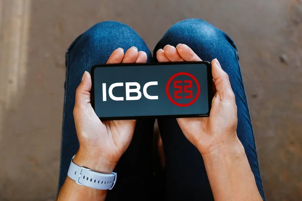 브라질 2023 사진의 삽화에서 중국의 Icbc 로고가 스마트폰 화면에 표시되어 — 스톡 사진