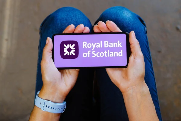 2023年6月23日 巴西在这张照片中 苏格兰皇家银行 Rbs 的标志被显示在智能手机的屏幕上 — 图库照片
