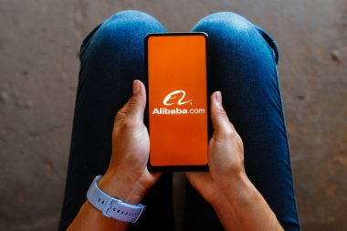 26 Haziran 2023, Brezilya. Bu resimde, Alibaba logosu akıllı telefon mobil ekranında gösteriliyor
