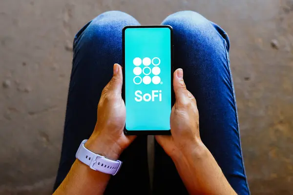 2023 브라질 Sofi Technologies Inc 로고는 스마트폰 모바일 스크린에 표시되어 — 스톡 사진