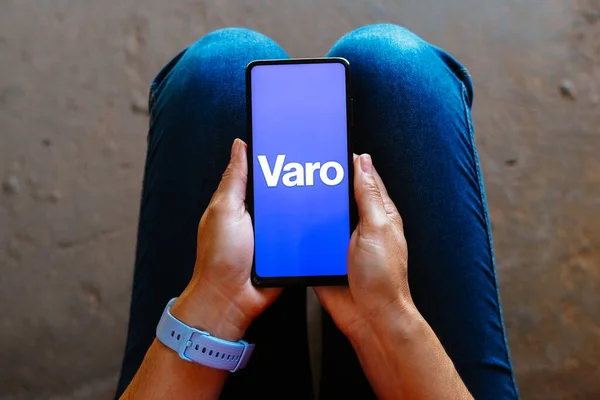 Haziran 2023 Brezilya Resimde Varo Logosu Akıllı Telefon Mobil Ekranında — Stok fotoğraf