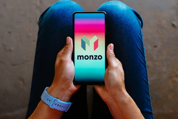 2023年6月26日 在这张照片中 Monzo Bank的标志被显示在智能手机的屏幕上 — 图库照片