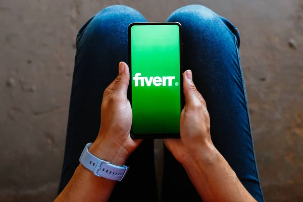 2023 브라질 Fiverr 로고는 스마트폰 모바일 스크린에 표시됩니다 — 스톡 사진