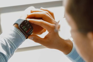 27 Haziran 2023, Brezilya. Bu fotoğrafta, Apple Saati aracılığıyla hisse senedi fiyatlarını kontrol ediyor.