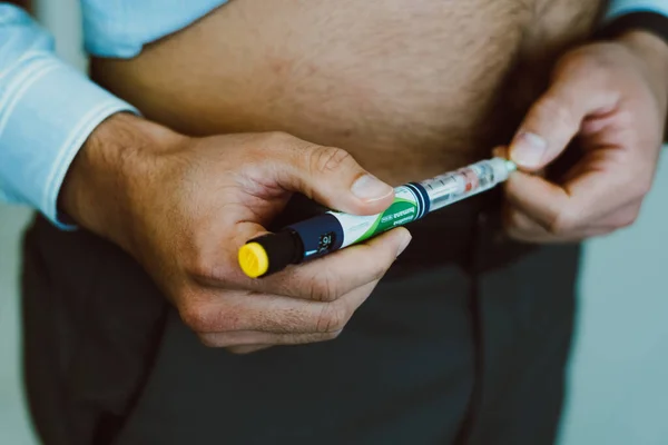 2023年6月27日 ブラジル この写真では 男性は血糖コントロールのために人体にインスリンを注入します — ストック写真