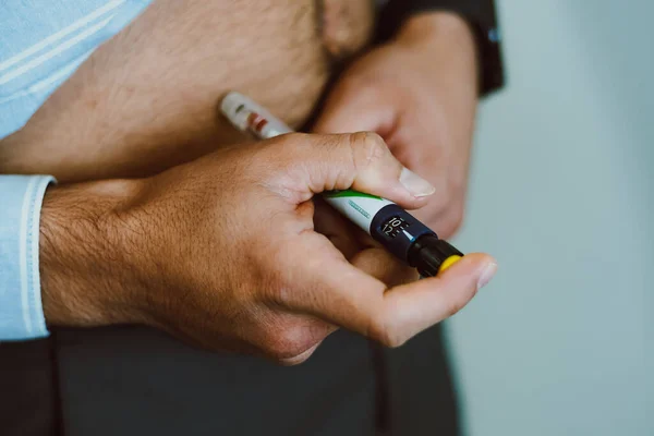 2023年6月27日 巴西在这张照片中 一个男人向体内注射人的胰岛素来控制血糖 — 图库照片