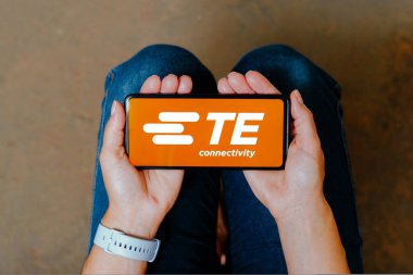 28 Haziran 2023, Brezilya. Bu resimde TE Bağlantı logosu bir akıllı telefon cep telefonunda görüntülenir