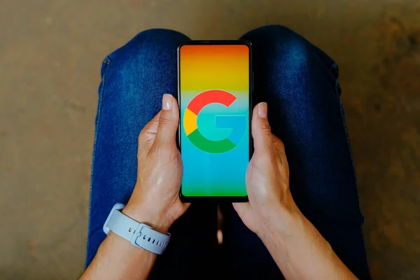 Haziran 2023 Brezilya Fotoğraf Illüstrasyonunda Google Logosu Akıllı Telefon Cep — Stok fotoğraf
