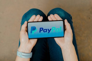 30 Haziran 2023, Brezilya. Bu resimde, PayPal logosu akıllı telefon ekranında görüntülenir