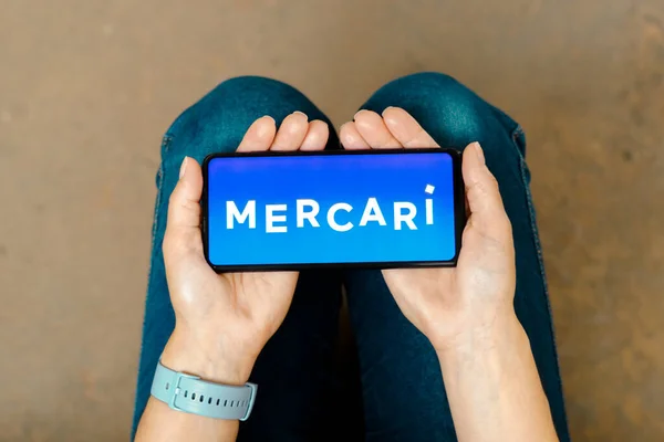 브라질 2023 Mercari 로고는 스마트폰 화면에 표시됩니다 — 스톡 사진