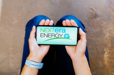 2 Temmuz 2023, Brezilya. Bu resimde, NextEra Enerji logosu akıllı telefon ekranında gösteriliyor