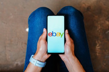 3 Temmuz 2023, Brezilya. Bu resimde, eBay logosu akıllı telefon ekranında gösteriliyor