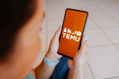3 Temmuz 2023, Brezilya. Bu resimde, Temu logosu akıllı telefon ekranında görüntülenir