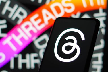 5 Temmuz 2023, Brezilya. Bu fotoğraf illüstrasyonunda, İplik logosu akıllı telefon ekranında gösteriliyor. Tartışmalar Meta Platformlarından yeni sosyal ağ ve mesajlaşma uygulaması
