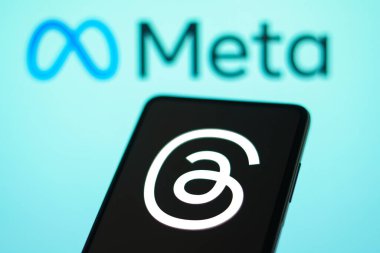 5 Temmuz 2023, Brezilya. Bu fotoğraf illüstrasyonunda, İplik logosu akıllı telefon ekranında gösteriliyor. Tartışmalar Meta Platformlarından yeni sosyal ağ ve mesajlaşma uygulaması