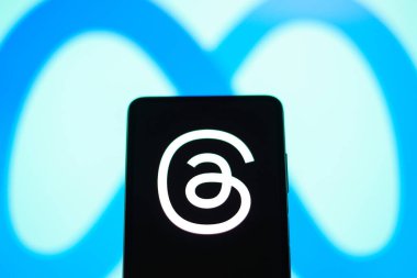 5 Temmuz 2023, Brezilya. Bu fotoğraf illüstrasyonunda, İplik logosu akıllı telefon ekranında gösteriliyor. Tartışmalar Meta Platformlarından yeni sosyal ağ ve mesajlaşma uygulaması