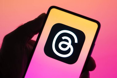 5 Temmuz 2023, Brezilya. Bu fotoğraf illüstrasyonunda, İplik logosu akıllı telefon ekranında gösteriliyor. Tartışmalar Meta Platformlarından yeni sosyal ağ ve mesajlaşma uygulaması