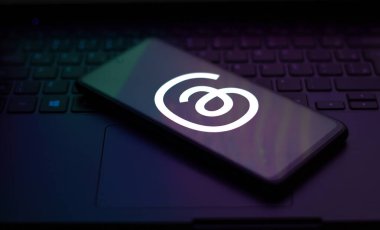 5 Temmuz 2023, Brezilya. Bu fotoğraf illüstrasyonunda, İplik logosu akıllı telefon ekranında gösteriliyor. Tartışmalar Meta Platformlarından yeni sosyal ağ ve mesajlaşma uygulaması