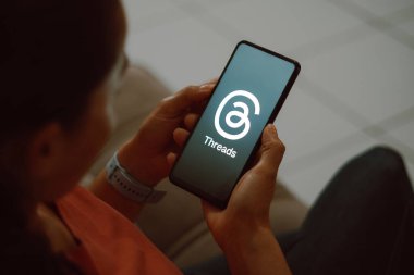 6 Temmuz 2023, Brezilya. Bu resimde, Meta uygulamasının cep telefonunda görüntülendiği görülüyor. Tartışmalar Meta 'nın başlattığı son uygulama. Tartışmalar uygulaması Twitter 'ın doğrudan rakibi