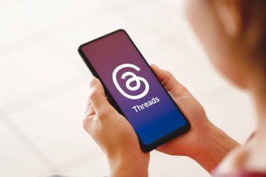 6 Temmuz 2023, Brezilya. Bu resimde, Meta uygulamasının cep telefonunda görüntülendiği görülüyor. Tartışmalar Meta 'nın başlattığı son uygulama. Tartışmalar uygulaması Twitter 'ın doğrudan rakibi