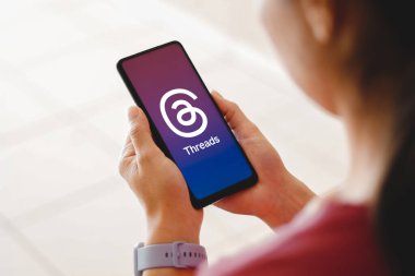 6 Temmuz 2023, Brezilya. Bu resimde, Meta uygulamasının cep telefonunda görüntülendiği görülüyor. Tartışmalar Meta 'nın başlattığı son uygulama. Tartışmalar uygulaması Twitter 'ın doğrudan rakibi