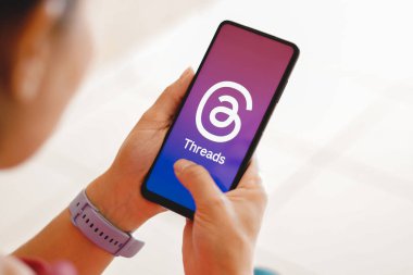 6 Temmuz 2023, Brezilya. Bu resimde, Meta uygulamasının cep telefonunda görüntülendiği görülüyor. Tartışmalar Meta 'nın başlattığı son uygulama. Tartışmalar uygulaması Twitter 'ın doğrudan rakibi