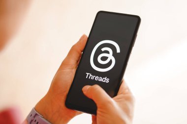 6 Temmuz 2023, Brezilya. Bu resimde, Meta uygulamasının cep telefonunda görüntülendiği görülüyor. Tartışmalar Meta 'nın başlattığı son uygulama. Tartışmalar uygulaması Twitter 'ın doğrudan rakibi