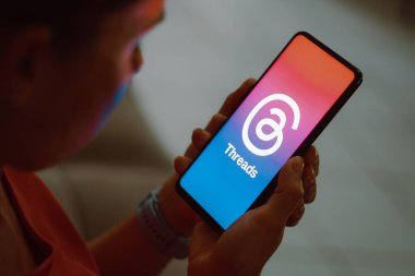 6 Temmuz 2023, Brezilya. Bu resimde, Meta uygulamasının cep telefonunda görüntülendiği görülüyor. Tartışmalar Meta 'nın başlattığı son uygulama. Tartışmalar uygulaması Twitter 'ın doğrudan rakibi