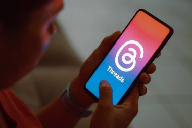 6 Temmuz 2023, Brezilya. Bu resimde, Meta uygulamasının cep telefonunda görüntülendiği görülüyor. Tartışmalar Meta 'nın başlattığı son uygulama. Tartışmalar uygulaması Twitter 'ın doğrudan rakibi