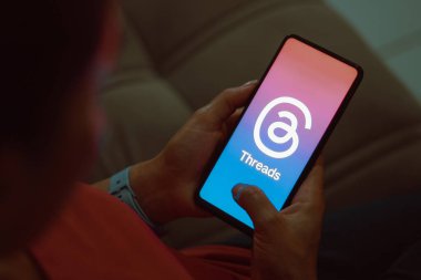 6 Temmuz 2023, Brezilya. Bu resimde, Meta uygulamasının cep telefonunda görüntülendiği görülüyor. Tartışmalar Meta 'nın başlattığı son uygulama. Tartışmalar uygulaması Twitter 'ın doğrudan rakibi