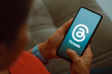 6 Temmuz 2023, Brezilya. Bu resimde, Meta uygulamasının cep telefonunda görüntülendiği görülüyor. Tartışmalar Meta 'nın başlattığı son uygulama. Tartışmalar uygulaması Twitter 'ın doğrudan rakibi